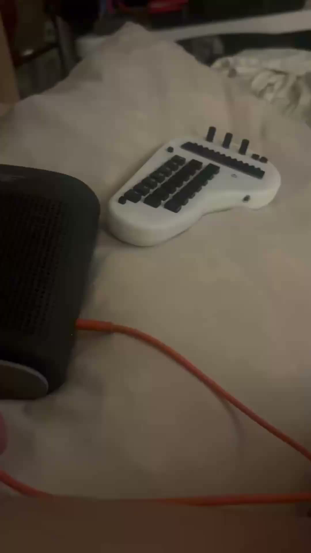 Minichord can be powered by nothing more than the speaker?